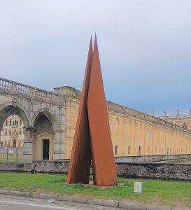 Grande scultura in ferro corten ossidato a villa Contarini Piazzola sul Brenta